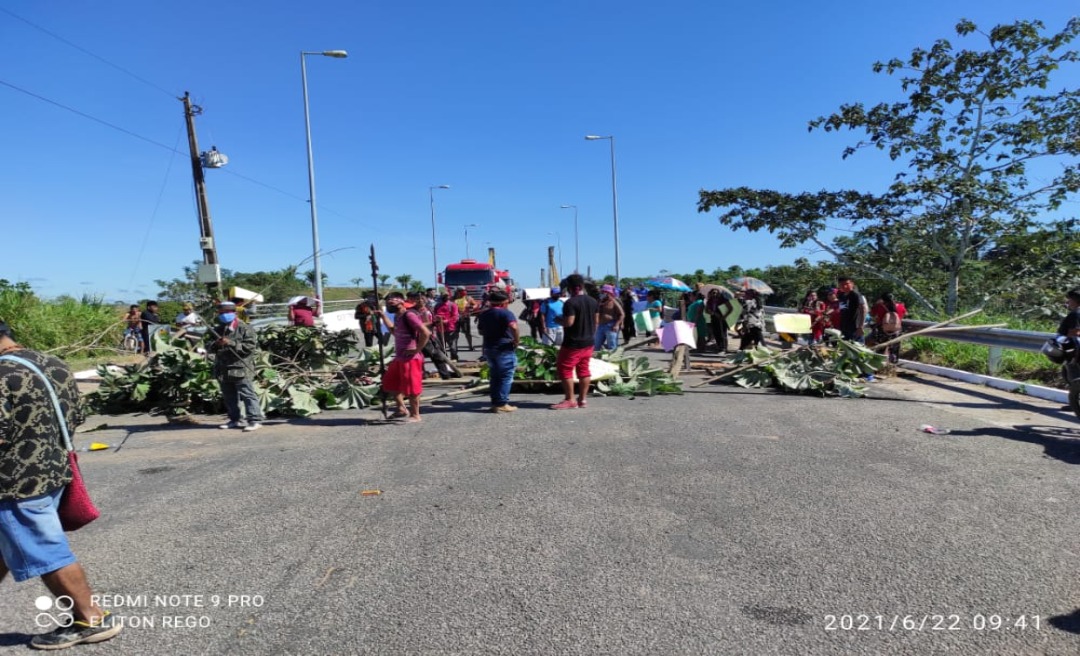 Após protesto, indígenas liberam tráfego na ponte Joaquim Souza, em Feijó